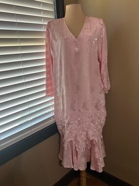 Pink V-Neck Midi Dress with Subtle Floral Jacquard